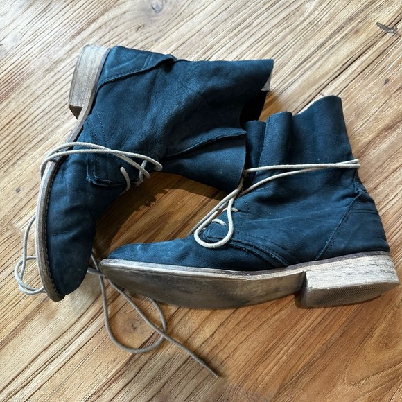 Steve Madden Soluri Women’s Distressed Washed Black Leather Tie Up Booties - Picture 7 of 11